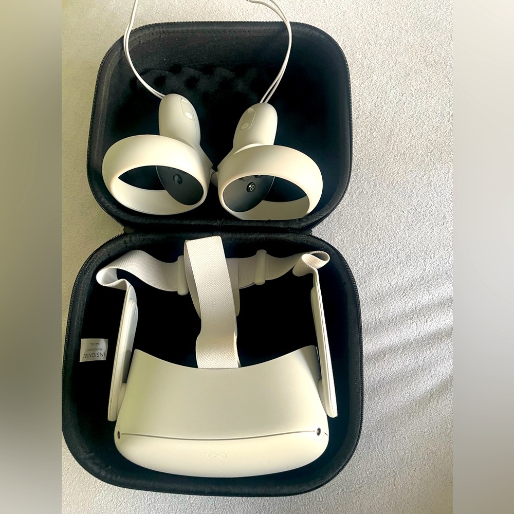 Oculus Standalone VR Headset with Controllers - White with Insignia Case